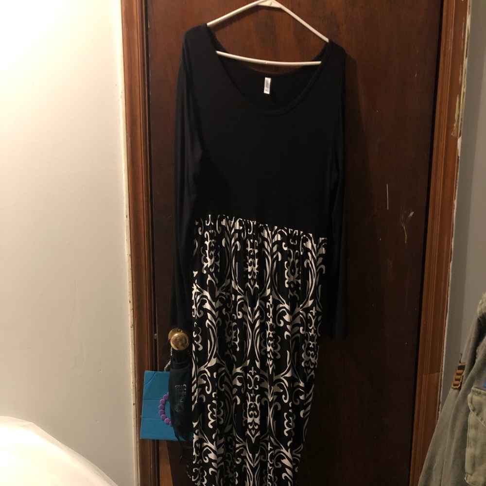 I’m selling a black and white dress that has only been worn once!!